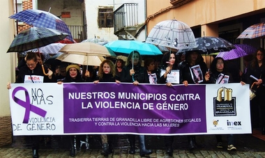 La presidenta de la Asamblea incide en que acabar con la violencia machista es cuestión de 'educación' y 'decisión política'