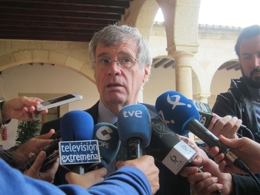 Unos 30 operarios retiran del Guadiana en Mérida y alrededores 450 toneladas al día de camalote