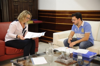 La presidenta de la Asamblea recibe la invitación del Consejo de la Juventud para participar en el proyecto WakeUpYouth