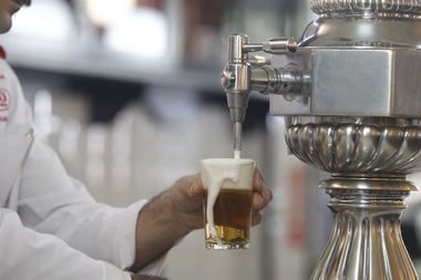 El 67 de los extremeños reconoce que sale a tomar cañas y tapas los días laborables, según una encuesta