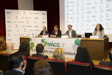 Vara apuesta por hacer del turismo una política de región, 'transversal y pactada entre todos'
