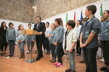 Fernández Vara propone a los chicos del Coro de Campanario que le acompañen en el mensaje de Fin de Año 
