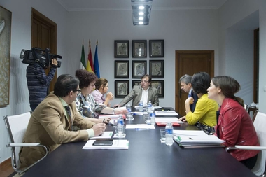 La Junta aprueba el decreto de subvenciones a los ayuntamientos para financiar las ayudas a los suministros mínimos vitales 