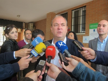 Monago recalca al PSOE que 'ahora no toca' la reforma de la Constitución sino 'parar la deriva independentista' catalana