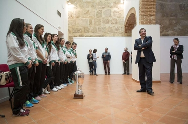 Fernández Vara recibe al equipo extremeño de fútbol playa femenino, que se ha alzado con el Campeonato de España 