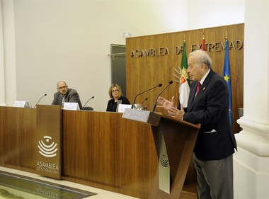 La presidenta de la Asamblea de Extremadura reivindica la 