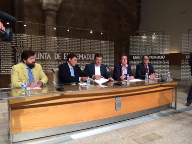 La Junta de Extremadura firma un acuerdo con los agentes sociales de la región para luchar contra la exclusión social