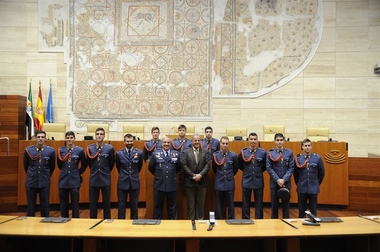 Alumnos de la Escuela de Instrucción de la Base Aérea de Talavera la Real visitan la Asamblea de Extremadura