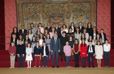 Don Felipe recibe a los escolares ganadores del 34 concurso ¿Qué es un Rey para ti?