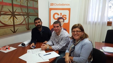 Victoria Domínguez, diputada de Cs, se reúne en la Asamblea con la Federación Extremeña de Deficientes Auditivos, Padres y Amigos del Sordo, FEDAPAS