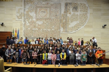 Alumnos de varias zonas extremeñas desarrollan actividades musicales durante una actividad en la Asamblea
