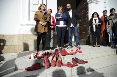 Las puertas de la Asamblea de Extremadura se llenan de zapatos rojos en señal de rechazo a la violencia de género