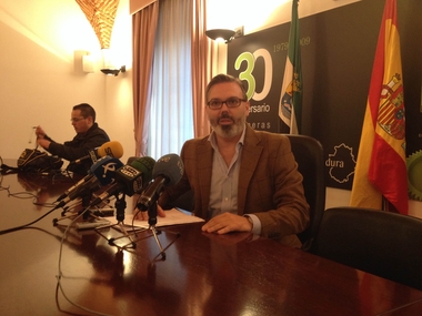 Fernando Pizarro señala que el nuevo presidente de la Fempex recibirá la institución con 800.000 euros de ahorros 
