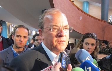 Monago defiende que 'sigan manteniéndose' los ayuntamientos y las diputaciones porque realizan un 'papel esencial'