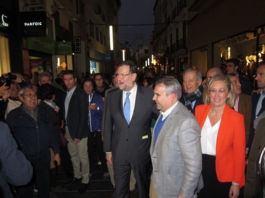 Rajoy recorre las calles del centro de Badajoz antes de participar en un acto público con Monago