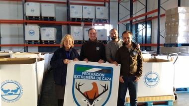 La Federación Extremeña de Caza entrega comestibles recogidos en unos campeonatos al Banco de Alimentos de Badajoz