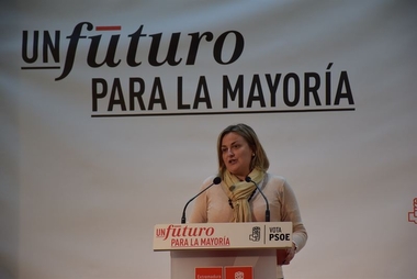 Blanca Martín recuerda que el PP ha intentado durante su época de gobierno 'cerrar los pueblos' en Extremadura