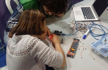 Dos alumnos de la UEx enseñan ciencia y tecnología en Badajoz a los niños que participan en Iberocio