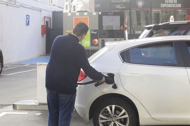 El IPC interanual abandona la senda negativa en España y cierra 2015 en el 0% por los carburantes
