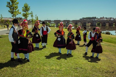 Una exposición fotográfica recorrerá en Badajoz los 75 años de vida del grupo de Coros y Danzas de la localidad