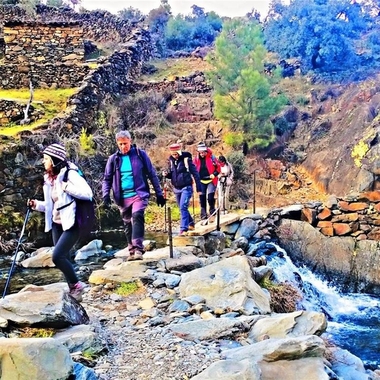 La ruta senderista 'Valle del Esperabán' fomenta el turismo de Las Hurdes a través de rutas gastronómicas y talleres