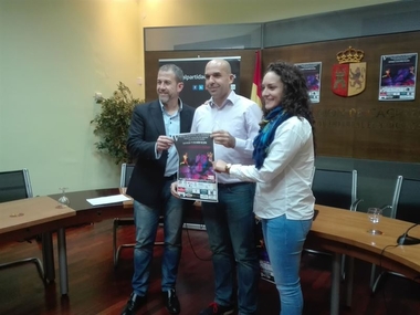 Un total de 450 corredores, el máximo permitido, disputan la V Media Maratón 'Los Barruecos' de Malpartida de Cáceres