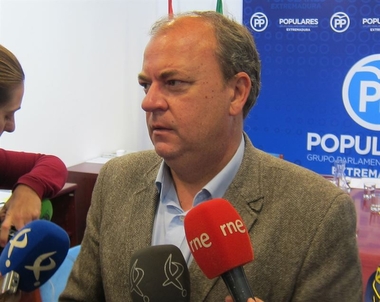 Monago recuerda a Vara que podría no pactar ni con Podemos ni con el PP e insiste en que no apoyará una subida fiscal