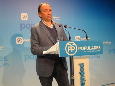 León (PP) cree que el portavoz de C's en Cáceres comete una 'injerencia grosera' cuando pide su dimisión como senador