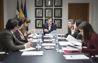 La Junta de Extremadura analizará la repercusión que sus decisiones puedan tener en el ámbito del empleo 