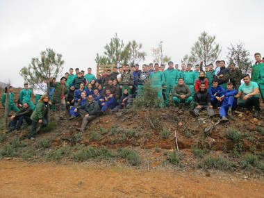 Alumnos de los CFMR de Moraleja y Navalmoral de la Mata colaboran en la reforestación de la Sierra de Gata 
