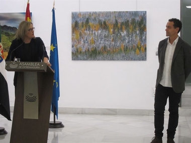 El fotógrafo Antonio Fernández expone en la Asamblea de Extremadura sus instantáneas de gran formato sobre naturaleza