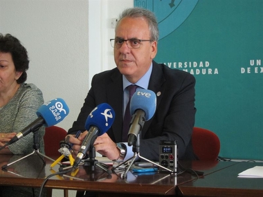 La UEx y la Junta estudian solicitar un préstamo de 3 millones para abonar el 75% de la extra de 2012