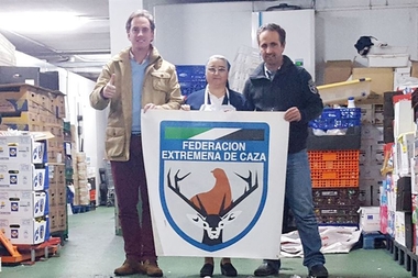 La Federación Extremeña de Caza dona unas 1.400 raciones de alimentos a un comedor social
