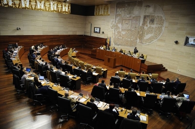 La Asamblea de Extremadura insta a la Junta a ampliar en periodos no lectivos la cobertura de los comedores escolares