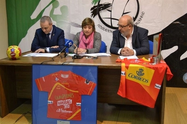 La directora general de Deportes destaca la labor de la Federación Extremeña de Balonmano en su 30 aniversario