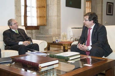 El presidente del Grupo CLH traslada a Fernández Vara las actividades e inversiones de la compañía en Extremadura