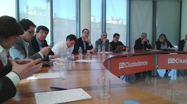 M Victoria Domínguez (C's) expone en una reunión con Albert Rivera el objeto de la comisión sobre Acorex en Extremadura