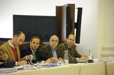 El PP advierte de que el proyecto elimina el plan contra la pobreza infantil y pregunta por los nuevos hospitales