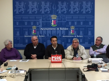 Los vecinos de la calle Mérida y Augusto Vázquez  urgen una solución al ayuntamiento para sus zonas verdes