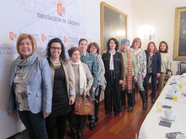 Diputación de Cáceres reúne a mujeres de distintos ámbitos sociales y profesionales para debatir sobre los futuros retos