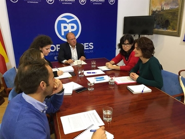 Monago estudiará las demandas de las oenegés de Extremadura para trasladarlas a la acción política