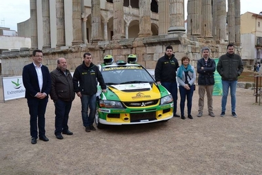 La directora general de Deportes destaca la tradición automovilística extremeña en la presentación de una escudería