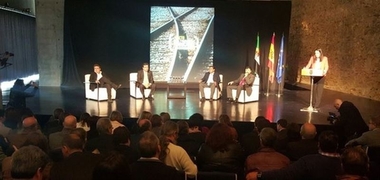 La Junta, sindicatos y patronal firman un pacto para reclamar al Gobierno el desarrollo del tren en Extremadura
