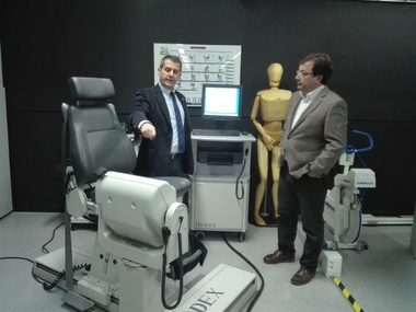 Vara visita el Laboratorio de Biomecánica de Cáceres donde se diseñan dispositivos para deportistas paralímpicos