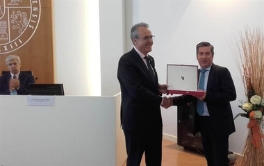 El Grupo Gefiscal recibe un reconocimiento de la UEx por su colaboración en las prácticas de alumnos