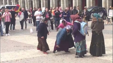 Las hacían bailar, dar saltos, tirarse al suelo y correr