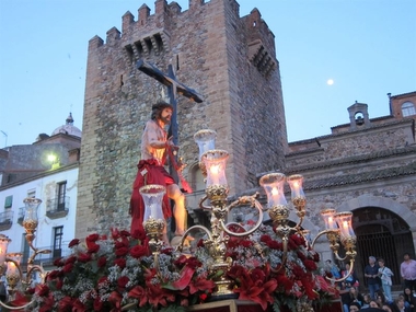 El Cristo de la Victoria y el de la Humildad inauguran los desfiles procesionales en Cáceres