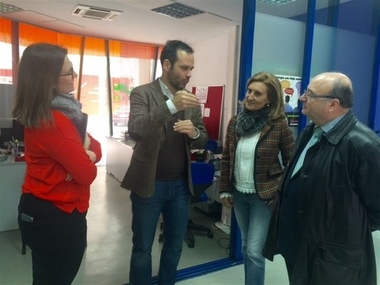 Sayagués se compromete a estudiar cómo aplicar el servicio 'SVIsual' en la Subdelegación del Gobierno en Cáceres