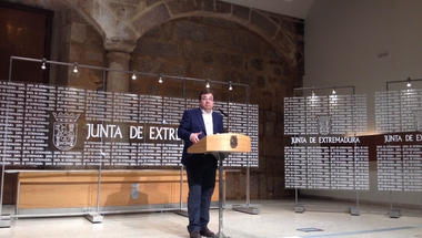 Fernández Vara pide 'un esfuerzo de todos' para facilitar la sostenibilidad del sistema sanitario