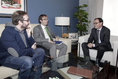 El presidente de la Diputación de Badajoz se reúne con representantes de la Asociación de Escritores Extremeños